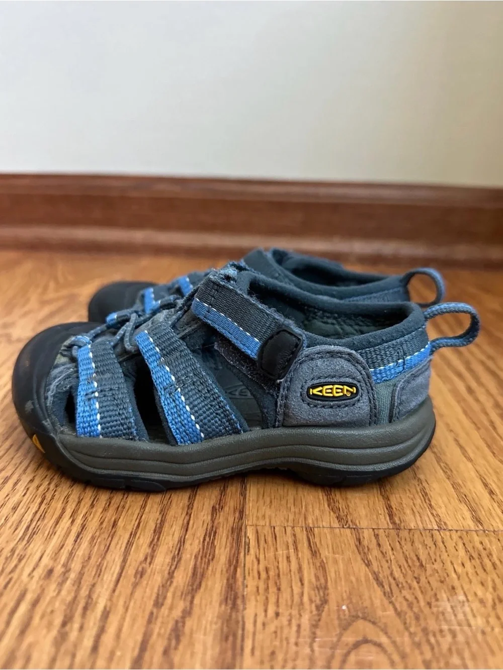 KEEN Sandals Boys Size 7 Blue